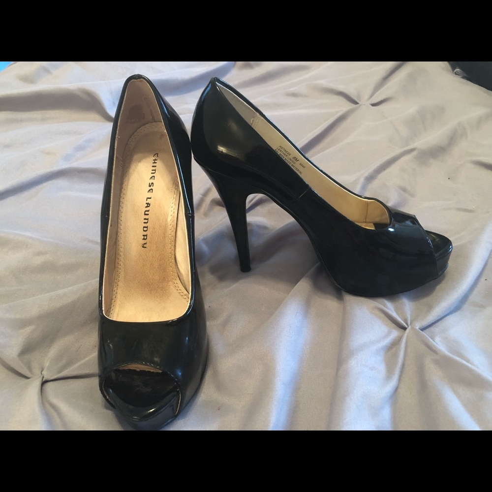 Chinese Laundry size 8 black peep toe heels